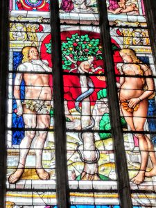 Les grandes verrières de la cathédrale Sainte-Marie d'Auch : Tentation d'Adam et Ève dans la chapelle du Purgatoire (Photo FC)